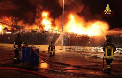 Vasto incendio all'autodemolizioni nella zona industriale di Ascoli