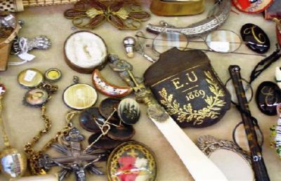 Ascoli, mercatino dell’antiquariato in Piazza del Popolo