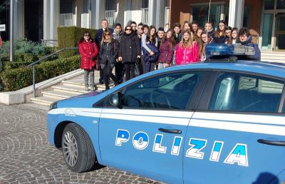Polizia, consigli nelle scuole di Ascoli per i botti di fine anno