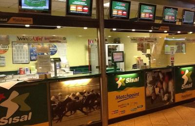 Consentivano scommesse a minorenni, denunciate due persone
