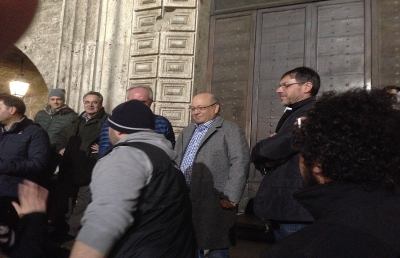 Ascoli Calcio, tifosi in tripudio in piazza sotto casa di Bellini
