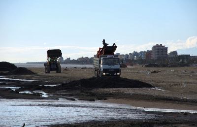 Detriti in spiaggia, avviata la costosa operazione di rimozione