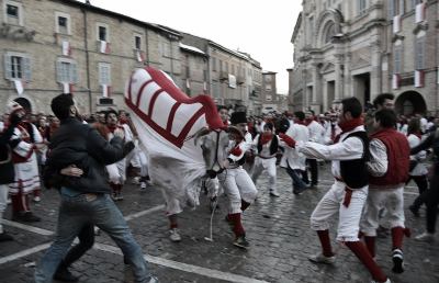 Offida, coltelli al “Bove Finto” tra ascolani e sambenedettesi