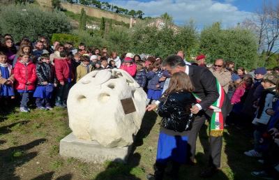 Grottammare, danneggiata scultura nel Parco della Madonnina