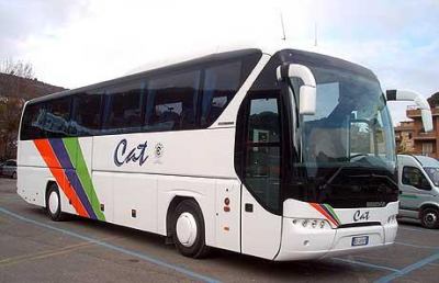 Ascoli, autobus turistici carico passeggeri in via D. Alighieri