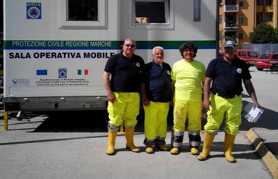 Grottammare, uomini della Protezione Civile al lavoro a Senigallia
