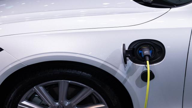 Auto ibrida plug-in, quali sono i vantaggi di noleggiarla? 
