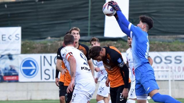 Serie D girone F, l'Atletico Ascoli difende il secondo posto pareggiando 2-2 nel finale con la Vigor Senigallia