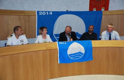 Consegnate le bandiere blu e verdi alle associazioni di categoria