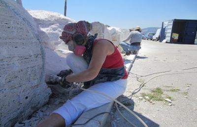 Scultori al lavoro al molo sud, i massi diventano opere d’arte