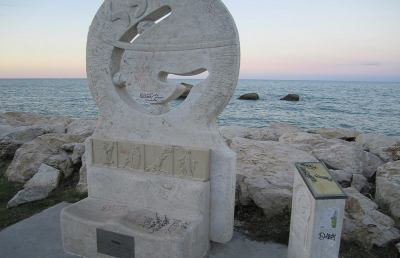 Grottammare, Dream Point 43° Parallelo imbrattato dai vandali