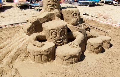 Grottammare, curiosa gara di costruzioni in sabbia