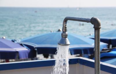Regione Marche, le docce in spiaggia sono gratuite per tutti