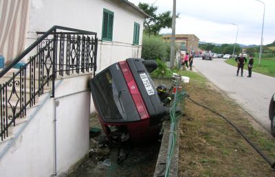 Vigili del fuoco salvano con coraggio donna da auto in fiamme