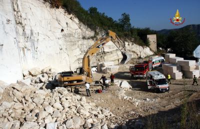 Acquasanta Terme, operaio investito da un escavatore in una cava