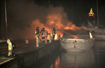Porto San Giorgio, spaventoso incendio nel porto turistico
