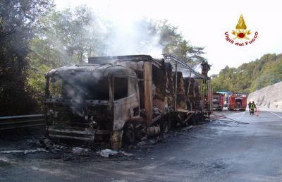 Tir con rotoli di carta a bordo prende fuoco lungo la Salaria