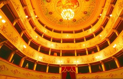 Offida, serata di gran gala al Teatro Serpente 