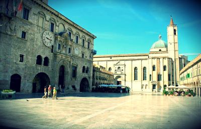  Ascoli, uomo con problemi psichici molesta bimbi in piazza