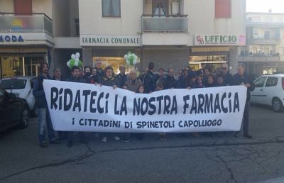 Spinetoli, cittadini in piazza contro la chiusura della farmacia
