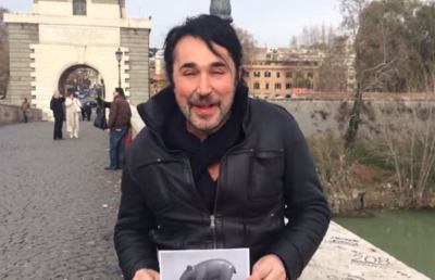 Shalpy consegna un tapiro a Ricci. Motivo? Sempre la D'Urso...