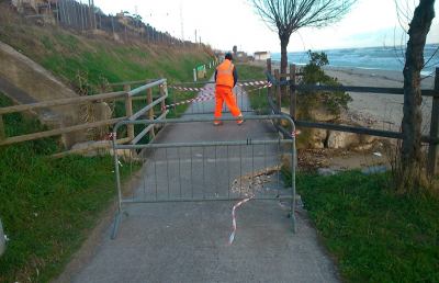 Erosione a Grottammare, il mare attacca la ferrovia