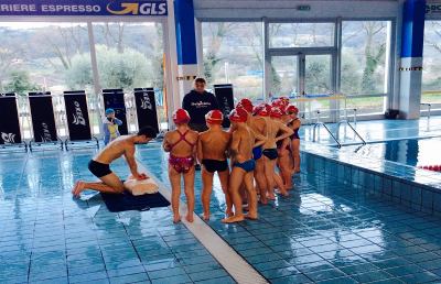 Nuovi ragazzi brevettati a bagnino di salvataggio piscina