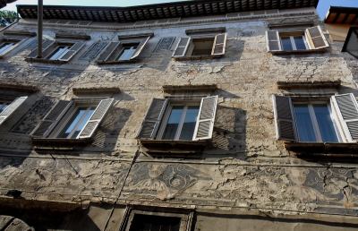 Ascoli, il degrado dei graffiti della facciata Palazzo Ferri
