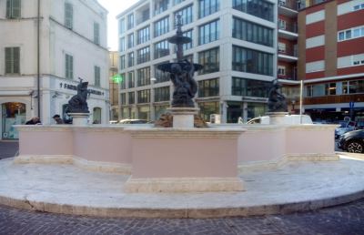 San Benedetto: Piazza Matteotti, la fontana torna al suo splendore 