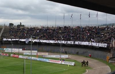 Ascoli-Carrarese 3-2, Altinier regala la vittoria. Petrone contestato