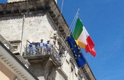 Prysmian, lavoratori incatenati su balcone Palazzo dei Capitani