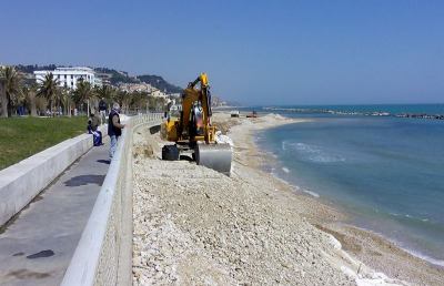 Grottammare: lavori in corso sulla balconata a mare