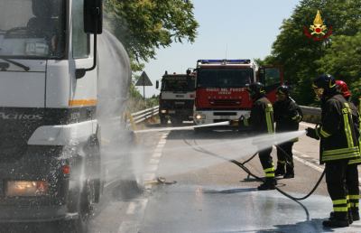 Ascoli Piceno, autocarro con cisterna prende fuoco sulla SS 4