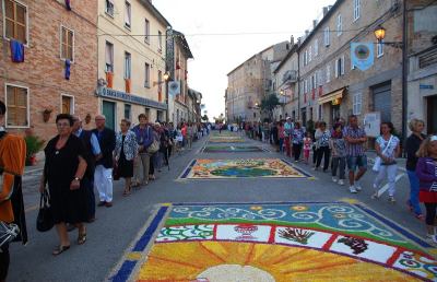 Si rinnova il fascino dell'Infiorata di Montefiore dell'Aso