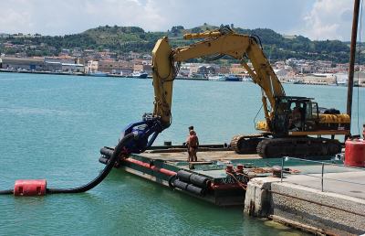 San Benedetto, la “Sorbona” e il “Massimo” al lavoro al porto 