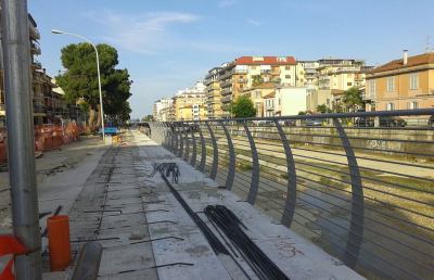 Pista ciclabile in via Gino Moretti, si installa la ringhiera 