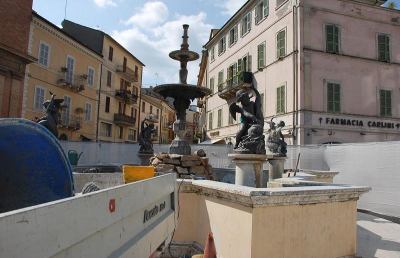 San Benedetto, divelto puttino da fontana di piazza Matteotti