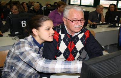 Ascoli Piceno, corsi estivi di alfebetizzazione digitale per i nonni 