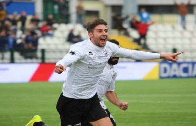 Ascoli Picchio, Mustacchio verso la Pro Vercelli. Piace Scavone