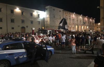 Ascoli prende treno per la B, immagini della festa in Piazza Arringo