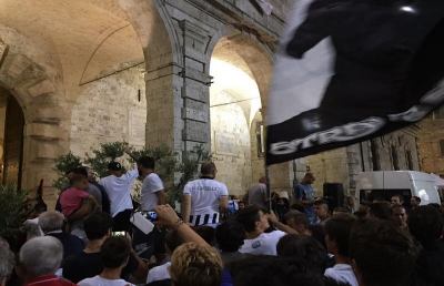 Tifosi bianconeri in delirio per la B, si canta “Ascoli sei grande”