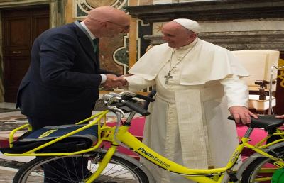 In dono a Papa Francesco la bicicletta ecologica del portalettere