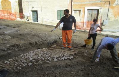 Grottammare: largo Palmaroli, torna alla luce un vecchio selciato 
