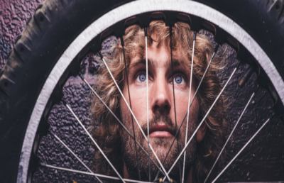 Mountain bike, incredibile Andrei Burton: pedala sulle acque...