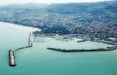Porto San Benedetto, interdizione muro paraonde per pericolo caduta calcinacci
