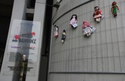  Inaugurato il ''wall of dolls'', una bambola per ogni donna violata