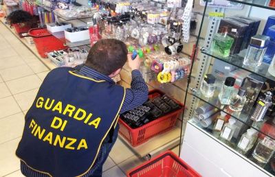 Operazione “Natale Sicuro”, Finanza sequestra luminarie a San Benedetto