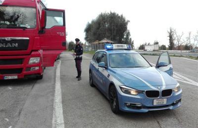 Polizia Stradale, fermati due foggiani dopo furto di merci in ditta