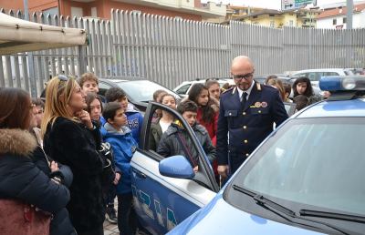 A scuola di Polizia, studenti in visita al Commissariato di Fermo