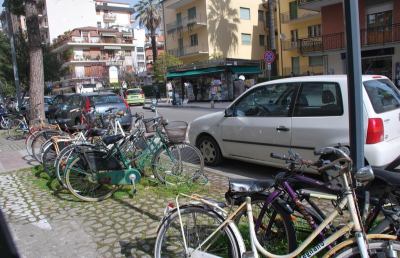 San Benedetto, rimozione biciclette abbandonate nell'aiuola di viale De Gasperi 